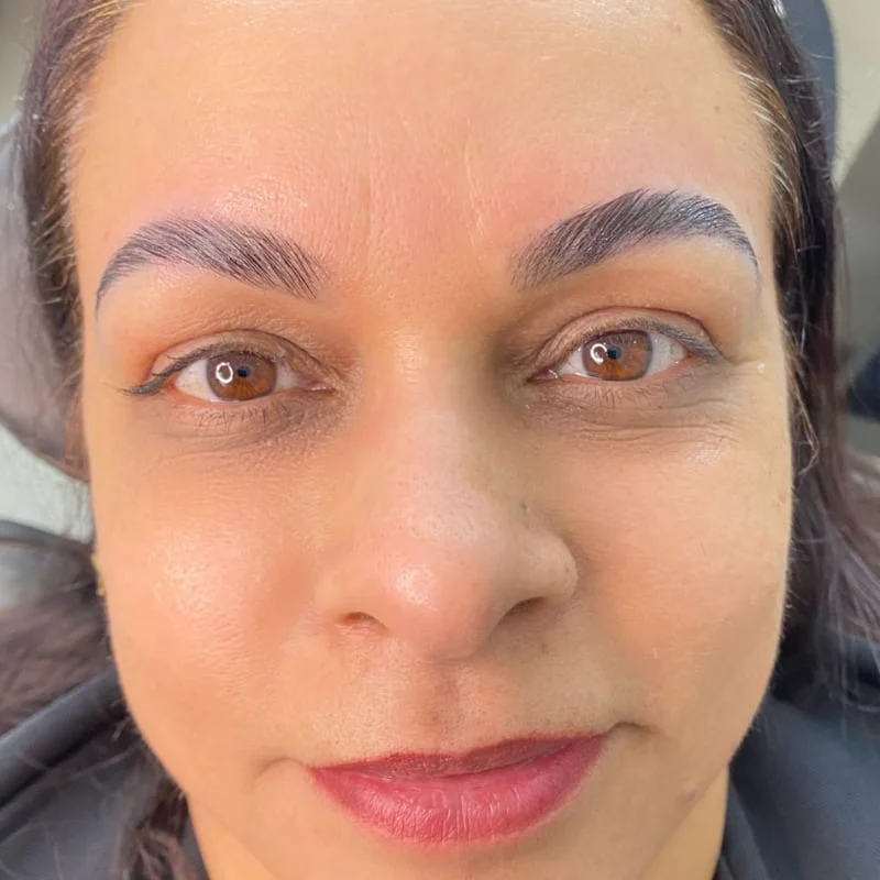 Sobrancelhas após brow lamination, com fios alinhados e penteados - studio em Itu